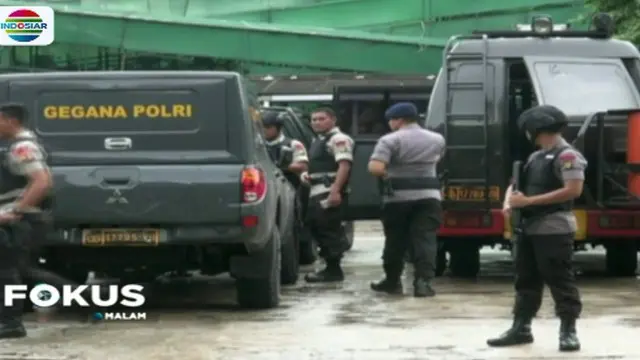 Kardus tersebut dibawa oleh seorang wanita yang menumpang sebuah minibus bersama seorang lelaki.