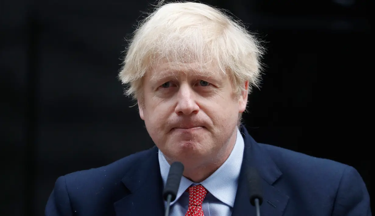 PM Inggris, Boris Johnson selesai memberikan pernyataan pada hari pertamanya kembali bekerja setelah pulih dari virus Corona di Downing Street, London, Senin (27/4/2020). Ini menjadi kemunculan pertama PM Johnson di depan publik setelah hampir sebulan terinfeksi COVID-19.  (AP/Frank Augstein)