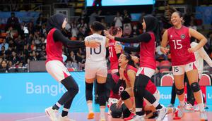 Timnas Voli Putri Indonesia berhasil membungkam Filipina dengan skor 3-1 pada laga perebutan medali perunggu SEA Games 2025 di Indoor Stadium Huamark, Bangkok, Senin (15/12/2025) sore WIB. (Bola.com/Bagaskara Lazuardi)
