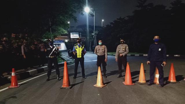 Petugas gabungan menjaga akses menuju Bandara Soekarno Hatta, Cengkareng
