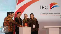 (ki-ka) Wagub Jakarta Djarot Saiful Hidayat, Menko Kemaritiman Luhut B Pandjaitan, Presiden Jokowi, Menhub Budi Karya, Dirut Pelindo II  Elvyn G Masassya menekan tombol meresmikan Terminal Petikemas Kalibaru, Jakarta (13/9).  (Liputan6.com/Faizal Fanani)