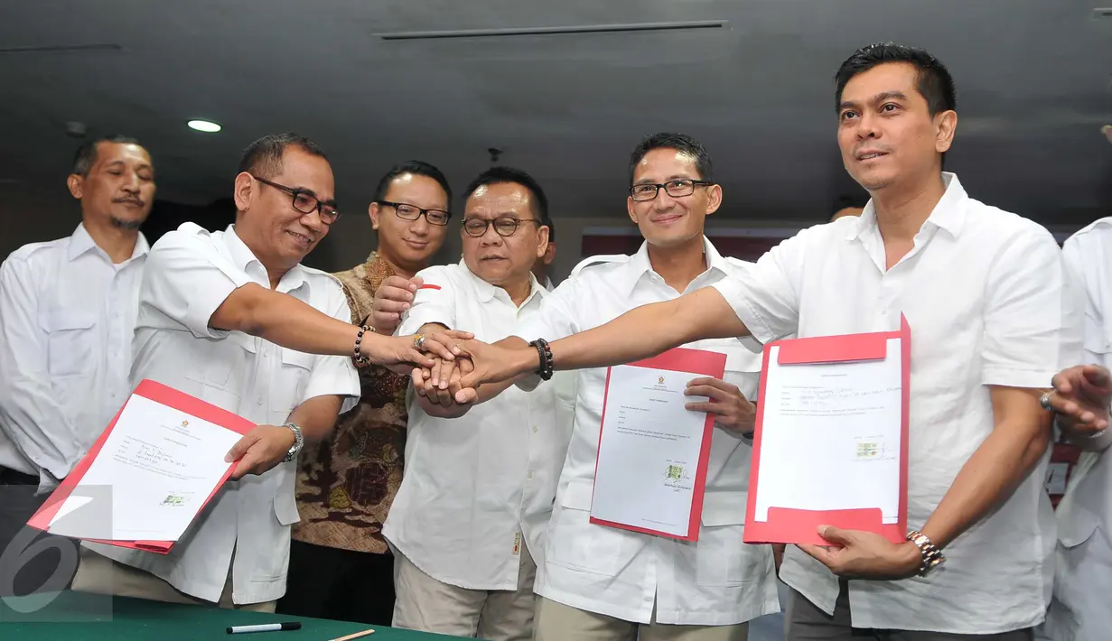 Empat kandidat bakal calon gubernur DKI bersalaman saat proses penjaringan Calon Gubernur (Cagub) DKI Jakarta oleh Partai Gerindra di Hotel Sari Pan Pasific, Jakarta, (27/1). Gerindra mengusung 4 nama di Pilgub DKI 2017. (Gempur M Surya/Liputan6.com)