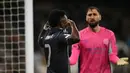 Bertanding di Etihad Stadium pada Selasa 17 Maret 2026 waktu setempat atau Rabu (18/3) dini hari WIB, Los Blancos sukses mempermalukan tuan rumah 2-1. Tampak dalam foto, ekspresi kiper Manchester City asal Italia, Gianluigi Donnarumma (kanan), saat penyerang Real Madrid asal Brasil, Vinicius Junior, merayakan gol yang kemudian dianulir karena offside saat pertandingan leg kedua 16 besar Liga Champions 2025/2026 di Etihad Stadium, barat laut Inggris, pada Selasa 17 Maret 2026 waktu setempat atau Rabu (18/3) dini hari WIB. (Oli SCARFF/AFP)