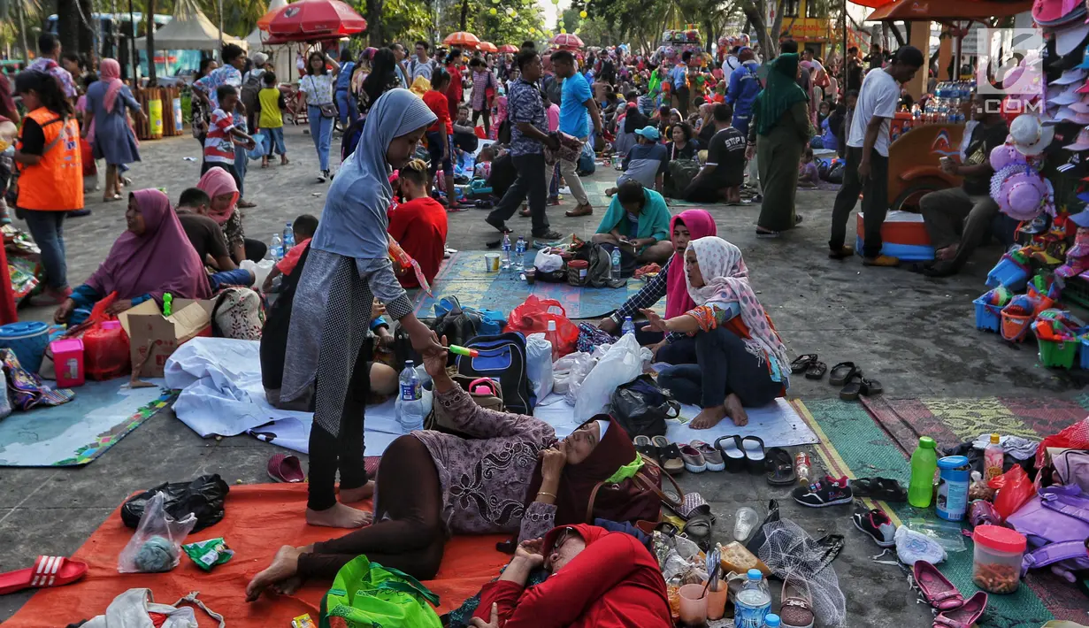 Sejumlah warga menikmati suasana libur Idul Fitri 1440 H dengan memadati kawasan Beach Pool, Taman Impian Jaya Ancol, Jakarta, Kamis (6/6/2019). Hari kedua Lebaran banyak dimanfaatkan warga untuk berlibur dan berekreasi bersama keluarga atau kerabat dengan mengunjungi pantai Ancol. (Liputan6.com/Joh