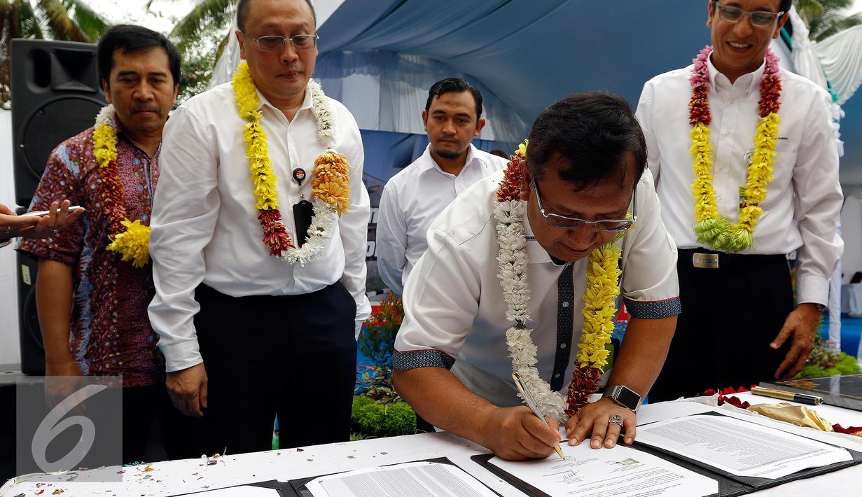 Direktur Pemasaran PT Pertamina Ahmad Bambang (kedua kanan) menandatangani dokumen saat meresmikan Terminal Supply Point  & Distribution Batakan, di Balikpapan, Senin (21/9/2015). (Liputn6.com/Yoppy Renato)