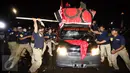 Polisi manghancurkan mobil komando buruh di depan Istana Merdeka, Jakarta, Jumat (30/10/2015). Pembubaran tersebut merupakan prosedur tetap dari kepolisian yang telah diatur dalam undang-undang. (Liputan6.com/Immanuel Antonius)