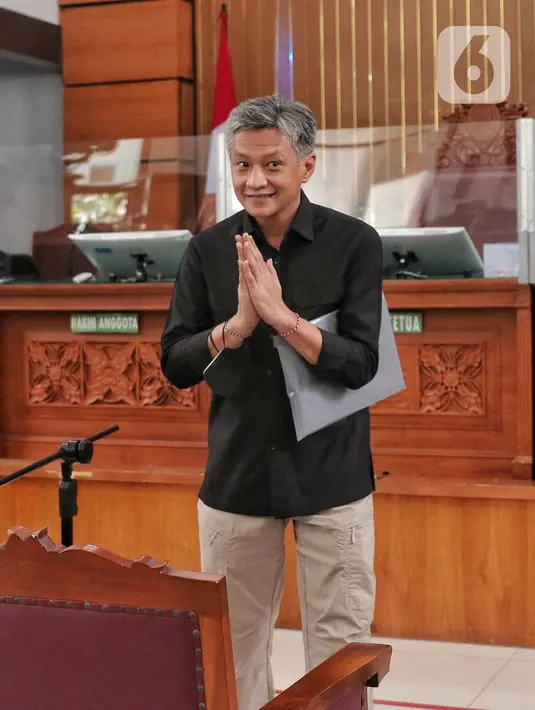 Terdakwa kasus perintangan proses penyidikan pembunuhan berencana terhadap Nofriansyah Yosua Hutabarat atau Brigadir J, Brigjen Hendra Kurniawan bersiap mengikuti sidang di Pengadilan Negeri Jakarta Selatan, Kamis (27/10/2022). Hendra diketahui didakwa merintangi proses penyidikan kasus pembunuhan terhadap Nofriansyah Yosua Hutabarat atau Brigadir J. Dia didakwa bersama Ferdy Sambo, Arif Rahman Arifin, Agus Nurpatria, Chuck Putranto, Irfan Widyanto, dan Baiquni Wiboro. (Liputan6.com/Angga Yuniar)