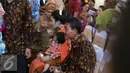 Sejumlah tamu menikmati dawet usai prosesi sade dawet (jual dawet) di depan rumah kontrakan mempelai wanita di Jalan Kutai Raya, Banjarsari, Solo, Jateng, Rabu (10/6/2015). (Liputan6.com/Faizal Fanani)