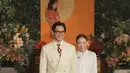 Kedua calon pengantin ini pun kompak mengenakan pakaian serba putih. Brandon Salim tampil lebih modern mengenakan setelan jas broken white dipadukan dasi maroon polkadot dengan inner kemeja putih.  [@brandonsalim]
