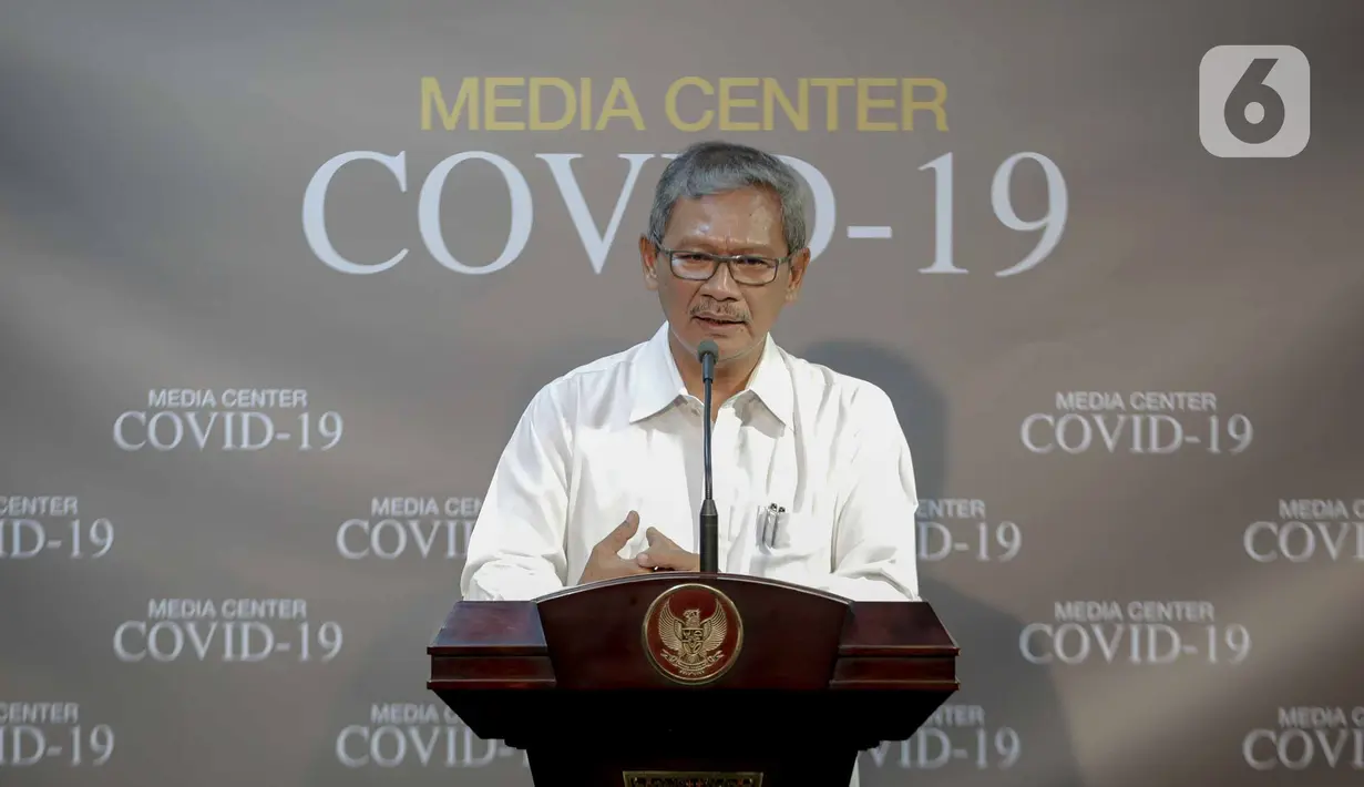 Juru Bicara Indonesia untuk penanganan virus corona, Achmad Yurianto memberikan keterangan terkait corona di Kantor Presiden, Komplek Istana, Jakarta, Jumat (6/3/2020). 25 orang ini kita lakukan pemeriksaan virus karena tidak seluruhnya kontak dekat tapi event yang sama. (Liputan6.com/Faizal Fanani)
