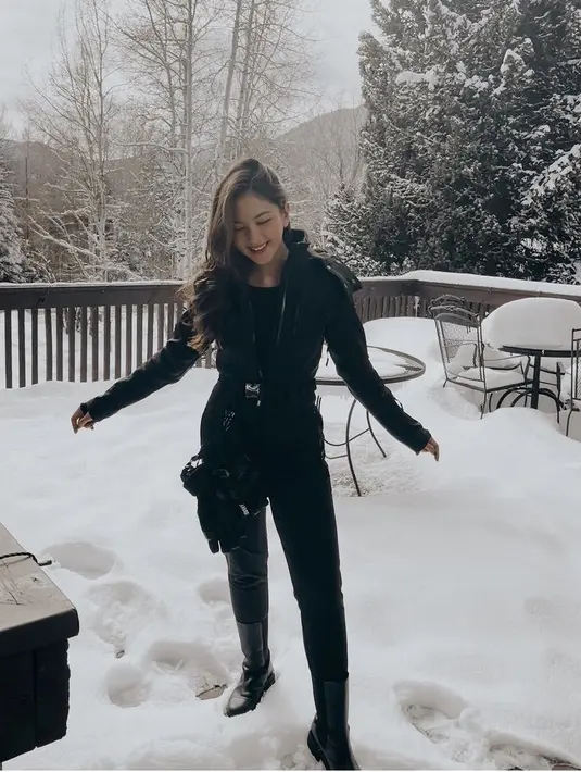 Berada di tengah salju, Jessica mengenakan outfit serba hitam. Dari jaket, celana, tas, hingga sepatu bootsnya. @jscmila