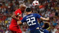 Pemain timnas Belgia, Vincent Kompany berebut bola dengan pemain Jepang, Maya Yoshida pada 16 besar Piala Dunia 2018 di Rostov Arena, Selasa (3/7). Belgia lolos ke perempat final setelah mengalahkan timnas Jepang dengan skor 3-2. (AP/Petr David Josek)