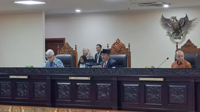 Ketua Majelis Kehormatan Mahkamah Konstitusi (MKMK) Jimly Asshiddiqie menyebut laporan dugaan pelanggaraan kode etik hakim konstitusi ternyata sudah masuk sejak Agustus 2023. (Merdeka)