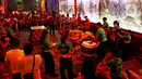 Atraksi barongsai menghibur pengunjung Vihara Dhanagun pada malam Tahun Baru Imlek 2571 di Bogor, Jumat (24/1/2020). Atraksi barongsai dan liong dilakukan Grup Atraksi Seni Indonesia (GASI) untuk menghibur jemaah yang bersembahyang selama malam Imlek. (merdeka.com/magang/Muhammad Fayyadh)