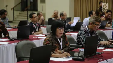 Peserta bersiap mengikuti tes profile assessment seleksi calon pimpinan (capim) KPK di Gedung Lemhanas, Jakarta, Kamis (8/8/2019). Sebanyak 40 orang capim KPK menjalani tes profile assessment selama dua hari yakni 8-9 Agustus 2019. (Liputan6.com/Faizal Fanani)