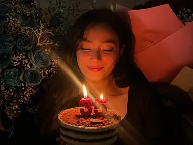 Dapat kejutan dari anak dan suami, kebahagiaan terpancar jelas di wajah Asmirandah sebelum meniup lilin. Dalam keterangan unggahannya, sahabat Irish Bella ini ungkap syukur atas usia barunya. Meski sudah menginjak usia 35 tahun, namun tak dipungkiri jika istri Jonas Rivano ini tetap awet muda. Terbukti dari sederet foto lawas hingga kini Asmirandah yang diunggah Jonas Rivano. (Liputan6.com/IG/@asmirandah89)