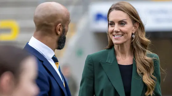 Gaya Daur Ulang Kate Middleton, Blazer Lama Tampil dengan Padu Padan Baru