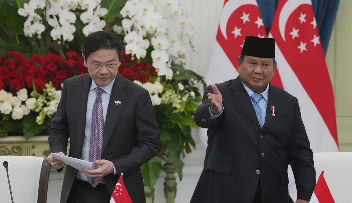 Presiden Prabowo Subianto bersama Perdana Menteri Singapura Lawrence Wong saat kunjungan resmi untuk menghadiri Leaders Retreat di Istana Merdeka, Jakarta, Senin (6/7/2026). (AP Photo/Achmad Ibrahim)