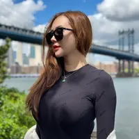 "Sebagai single parent, aku harus siap dari segi finansial dan hidup mandiri. Menjalani hidup mengalir saja dan do my best," ujarnya. [Instagram/aurakasih]