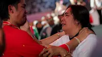 Pebulutangkis ganda putra Indonesia, Daniel Marthin dan ibunya menangis setelah menjuarai final Indonesia Masters 2024 di Istora Senayan, Jakarta, Minggu (28/01/2024). (Bola.com/Bagaskara Lazuardi)
