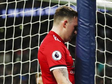 Phil Jones - Bek berusia 29 tahun ini merupakan pemain yang paling diinginkan fans MU untuk segera hengkang dari Old Trafford. Para fans MU menilai Jones adalah beban tim karena sering cedera dan memiliki performa yang biasa saja. (AFP/Adrian Dennis)