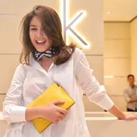 Nama Vanesha Prescilla kini semakin melambung tinggi di industri hiburan tanah air, pastinya semenjak ia membintangi film Dilan 1990 sebagai Milea. Tak lagi bicara soal akting, kini yang juga tersorot adalah gaya fashionnya. (Adrian Putra/Bintang.com)