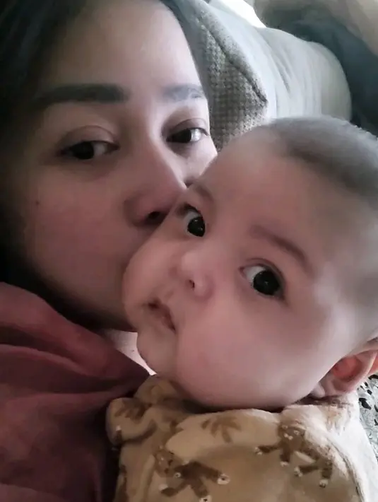 Dalam video tersebut, Gracia tampak menguyel-uyel sang buah hati yang berusia baru beberapa bulan. [Instagram/graciaz14]