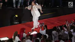 Pedangdut, Inul Daratista saat tampil jelang pidato Visi Indonesia yang akan disampaikan Presiden/Wakil Presiden terpilih 2019-2024, Joko Widodo dan KH Ma’ruf Amin di SICC, Kab Bogor, Jawa Barat, Minggu (14/7/2019). Tiga lagu dinyanyikan menghibur relawan pendukung. (Liputan6.com/Helmi Fithriansyah)