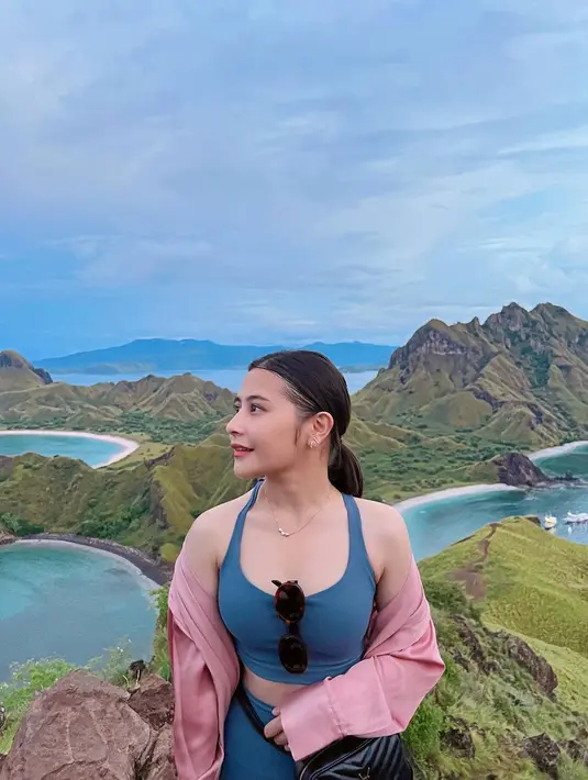 Selesai libur Lebaran, Prilly Latuconsina kini sedang liburan menikmati Labuan Bajo [@prillylatuconsina96]