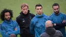 Pemain Real Madrid, Cristiano Ronaldo (dua kanan) mendengarkan arahan pelatih Zinedine Zidane saat sesi latihan di Allianz Stadium, Turin, Italia, Senin (2/4). (AFP PHOTO/Marco BERTORELLO)