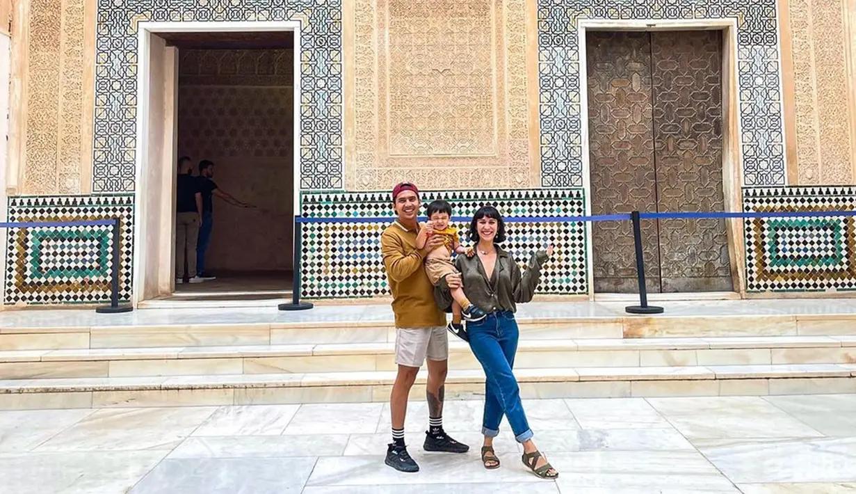 Potret liburan keluarga kecil selebriti ini bahkan tak lepas dari perhatian netizen. Terlebih lagi, dalam beberapa waktu terakhir ia serta suami dan anak tercinta  terlihat tengah berada di luar negeri. (Liputan6.com/IG/@westnydj)