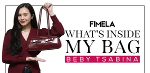 Baby Tsabina mengajak kita untuk melihat barang-barang yang wajib ia bawa di dalam tasnya. Yuk intip apa saja barang-barang yang selalu dibawa Beby Tsabina di dalam tas maroonnya kali ini.