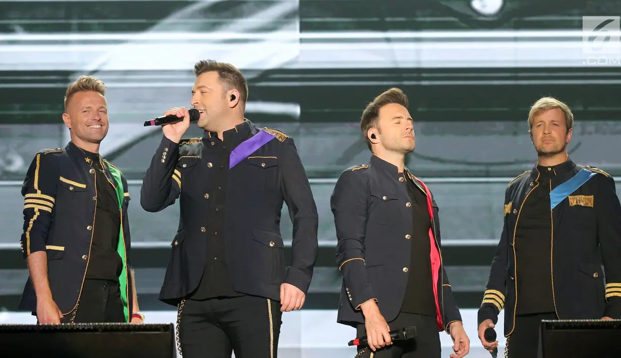 Personel Westlife tampil dalam konser "Westlife - TheTwentyTour 2019" di ICE BSD, Tangerang, Selasa (6/8/2019). Dalam konsernya Westlife menampilkan beberapa lagu terbarunya seperti Swear It Again, lf I Let You Go, Flying Without Wings, dan I Have a Dream. (Liputan6.com/Fery Pradolo)