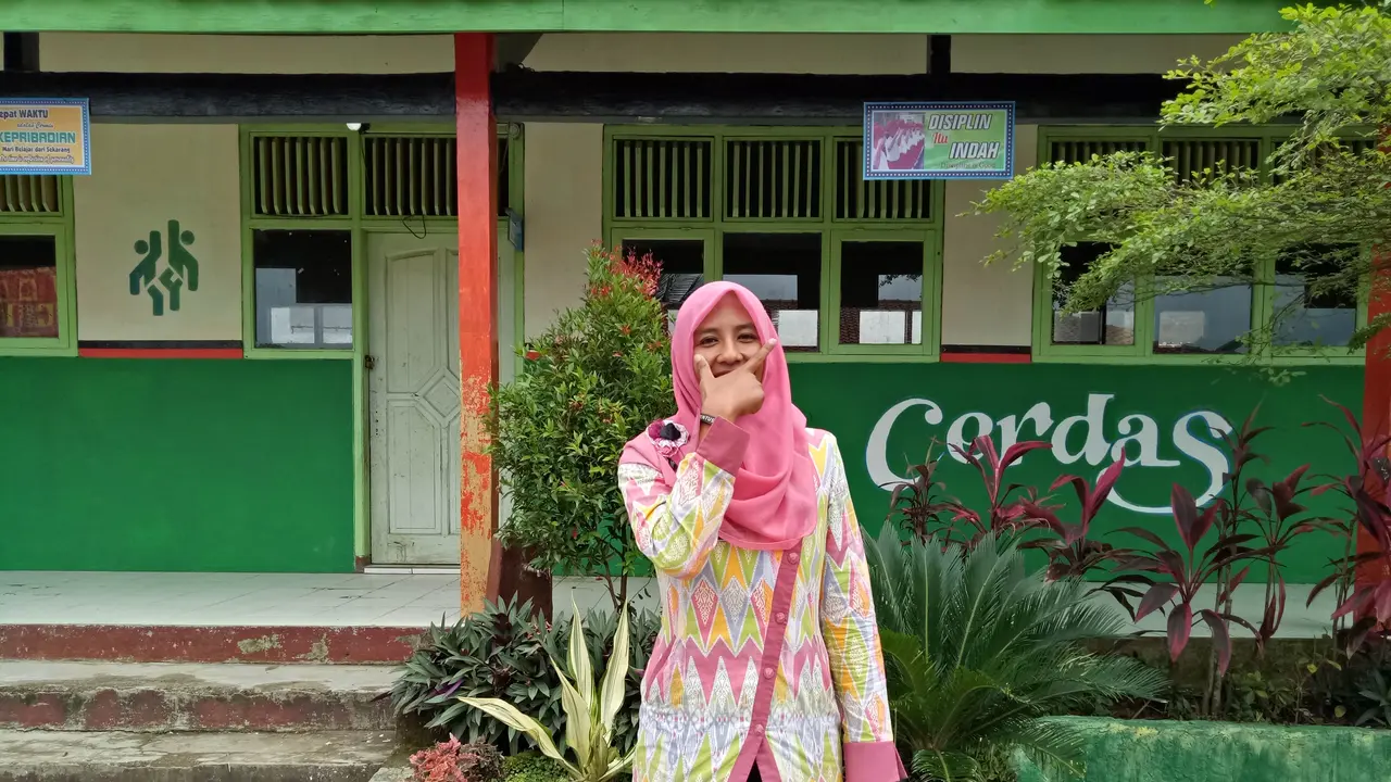 Guru Sekolah Dasar Negeri (SDN) di Jawa Tengah, Husnul Khotimah, yang mendadak terkenal karena berpose selebrasi gol penyerang Juventus, Paulo Dybala. (pribadi)