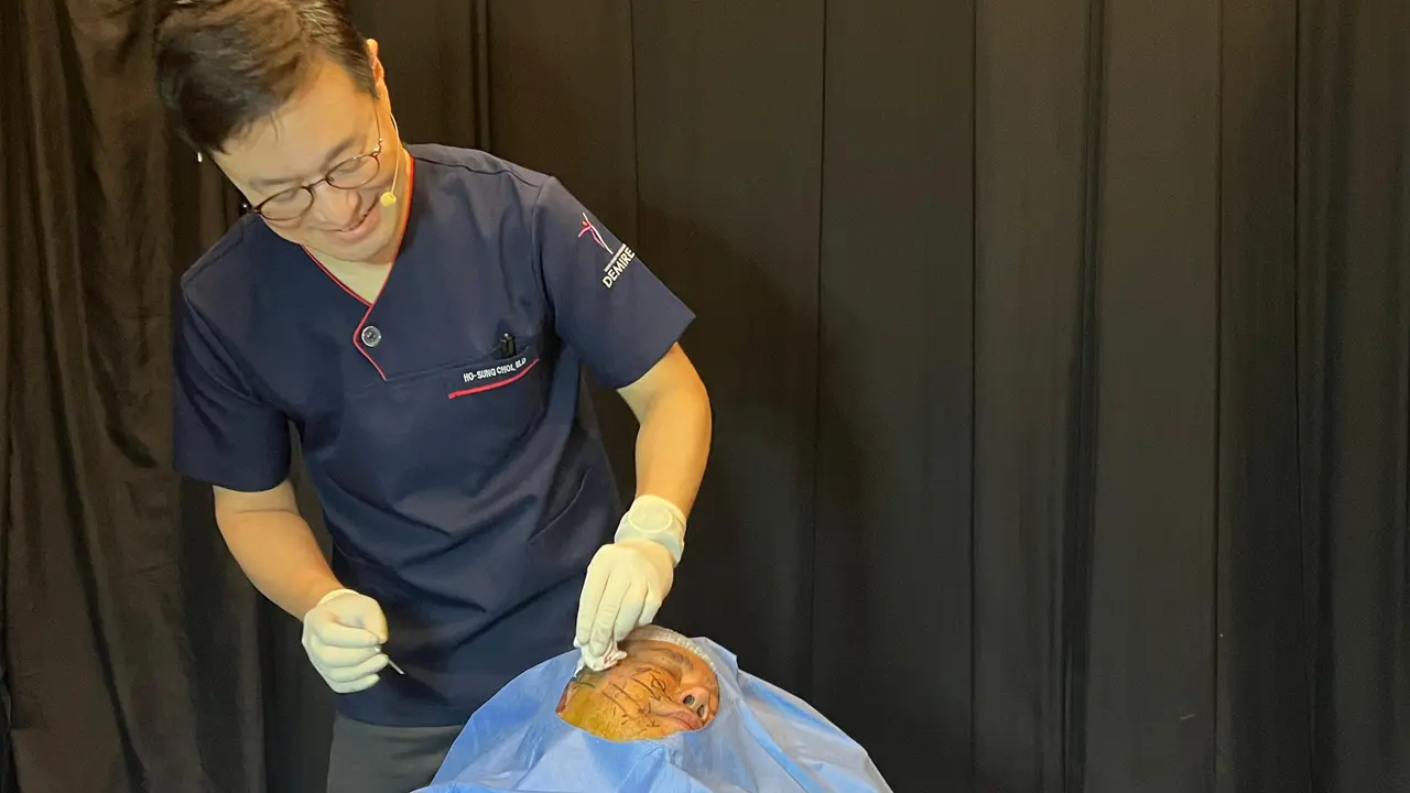 Dokter Ho Sung Choi berbagi ilmu soal teknik menciptakan kontur wajah yang seimbang serta membentuk wajah dengan tampilan yang alami.