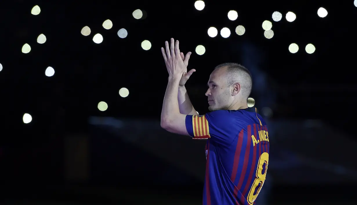 Gelandang Barcelona, Andres Iniesta, menyapa suporter saat momen perpisahan pada laga La Liga Spanyol di Stadion Camp Nou, Barcelona, Minggu (20/5/2018). Dirinya berpisah dengan klub yang 22 tahun telah dibela. (AFP/Lluis Gene)