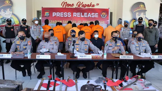 Biddokes Polda Papua Barat bersama tim Disaster Victim Investigation (DVI) Polri mengidentifikasi 3 jenazah korban bentrok Sorong, Papua Barat, Sabtu (29/1/2022)