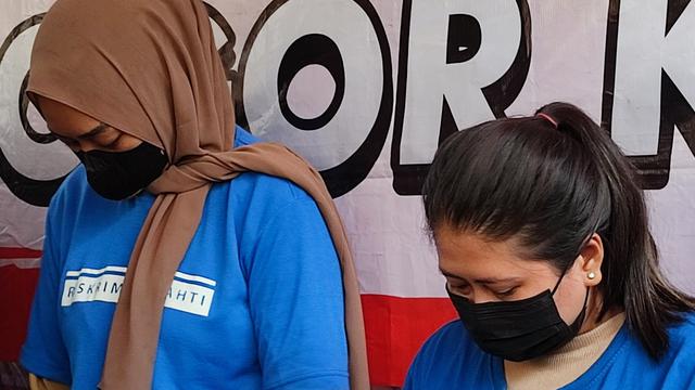 Dua bandar arisan lelang di Kota Bogor, Jawa Barat, ditangkap polisi karena diduga menipu sekitar 54 orang. Kerugian para korban ditaksir mencapai Rp2 miliar. (Liputan6.com/Achmad Sudarno)