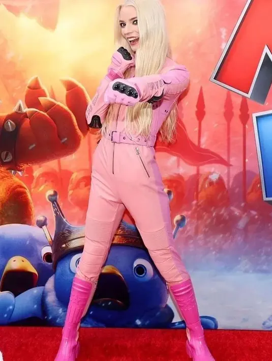 Ia mengenakan jumpsuit pink lengkap dengan boots sebagai kostum di The Super Mario Bros Movie [@siempremateygeek]