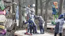 Anak-anak berpose untuk difoto di "Jalur Dongeng" yang berada di "Kediaman Kakek Frost" di Moskow, Rusia (18/11/2020). Total 65 patung yang terinspirasi dari dongeng-dongeng Rusia maupun asing dipasang di sepanjang jalur tersebut. (Xinhua/Alexander Zemlianichenko Jr)