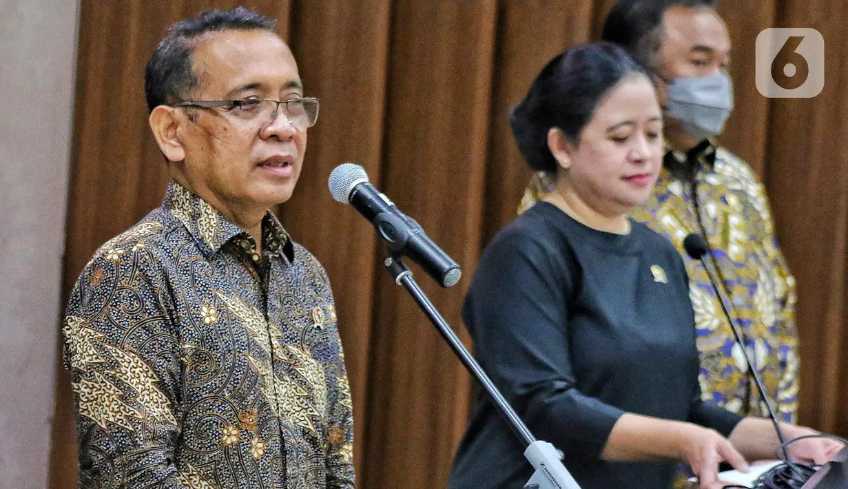 Menteri Sekretariat Negara Pratikno memberikan keterangan pers tentang Surat Presiden penunjukan Panglima TNI di Media Center DPR, Senayan, Jakarta, Senin (28/11/2022). Presiden Joko Widodo menunjuk Kepala Staf Angkatan Laut (KSAL) Laksamana TNI Yudo Margono sebagai calon Panglima TNI menggantikan Jenderal Andika Perkasa yang akan memasuki masa pensiun pada 21 Desember 2022 mendatang. (Liputan6.com/Angga Yuniar)