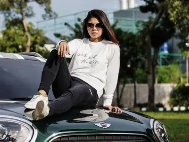 Jika saat berada di dalam lapangan, Greysia tampil dengan baju olahraga serta rambut dikucir, saat berada di luar lapangan, atlet berdarah Minahasa ini pun tampil santai dengan gaya kasual. (Liputan6.com/IG/greyspolii)