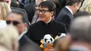 Aktor Jackie Chan setibanya di karpet merah Academy Awards ke-89 di Dolby Theatre, Los Angeles, Minggu (26/2). Menghadiri perhelatan Piala Oscar 2017, Jackie Chan membawa dua boneka panda berjaket kuning. (Photo by Al Powers/Invision/AP)