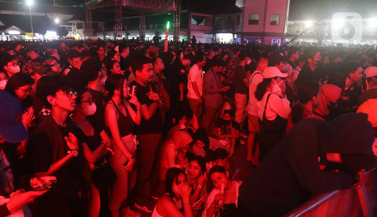 Sejumlah pengunjung menyaksikan konser musik pada acara "Pestapora 2022" di Gambir Expo Kemayoran, Jakarta, Sabtu (24/9/2022). Pada acara pertunjukan musik Indonesia yang berlangsung 23-25 September 2022 tersebut menghadirkan enam panggung pertunjukan dengan menampilkan berbagai musisi tanah air.  (Liputan6.com/Herman Zakharia)