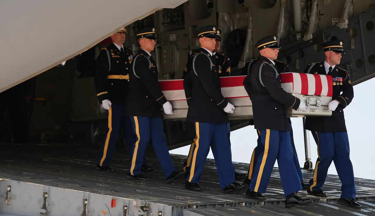 Tim pengangkut Angkatan Darat AS memindahkan peti jenazah berisi sisa-sisa tubuh Sersan Angel S. Rampersad di Pangkalan Angkatan Udara Dover, Delaware, Amerika Serikat,  Rabu, 22 Juli 2026. (AP Photo/Julia Demaree Nikhinson)