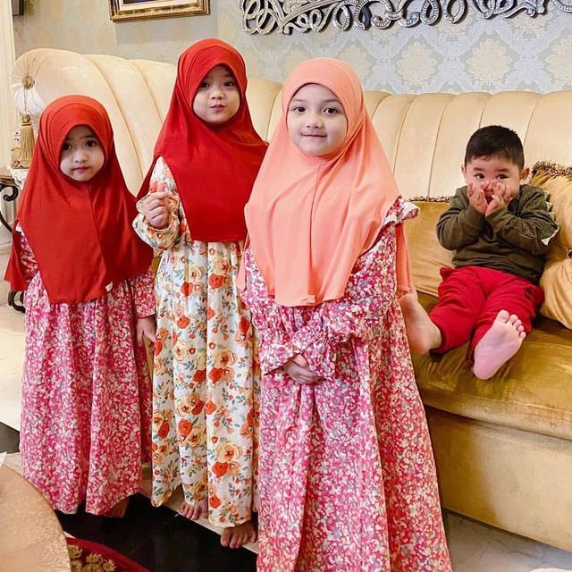 6 Potret Arsy Hermansyah dengan Berbagai Gaya Hijab, Dapat Pujian dari King Faaz