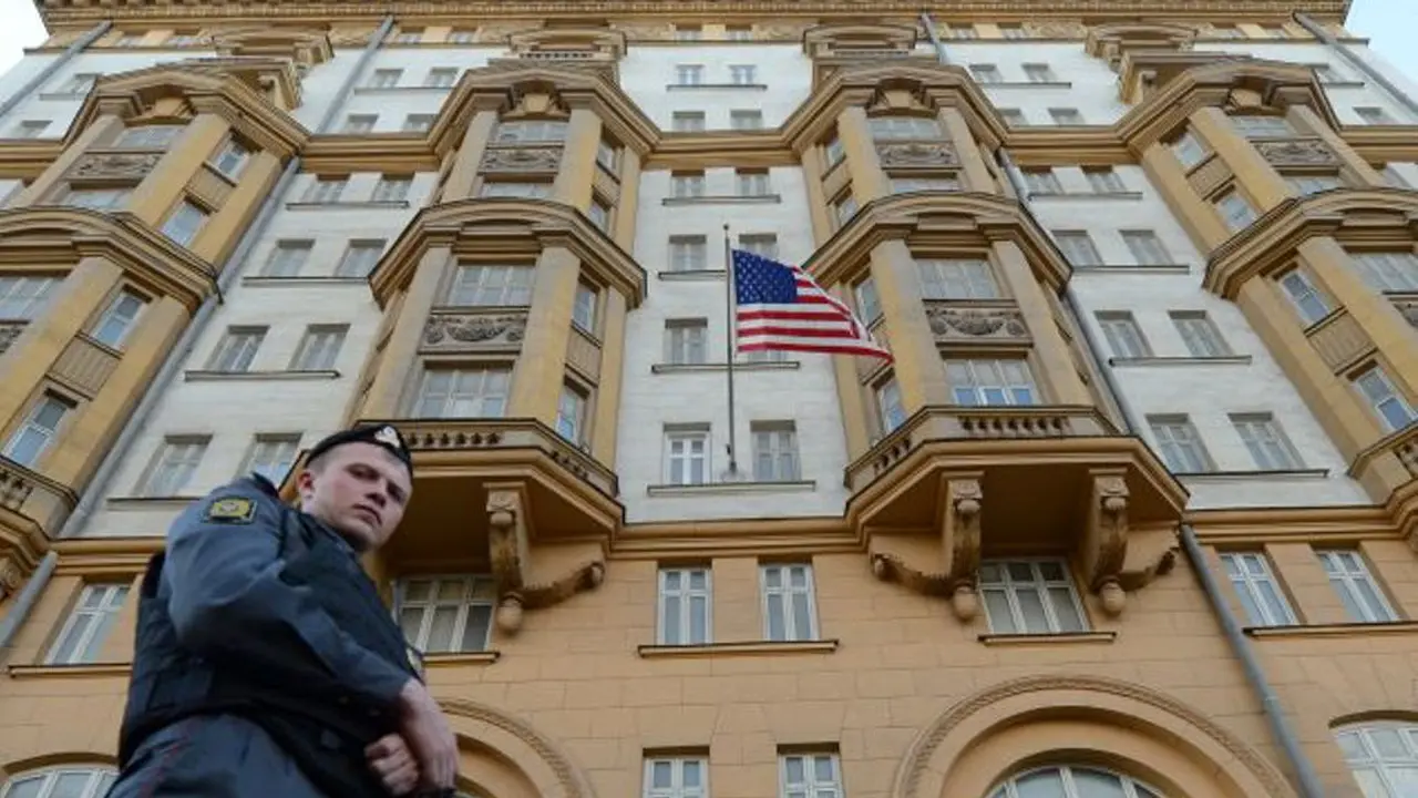 TV Rusia Siarkan 'Gulat' Polisi Vs Diplomat AS di Moskow