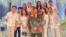 Kehadiran alumni Indonesian Idol tentu tidak hanya meramaikan acara, tapi juga sebagai bentuk dukungan kepada teman tersayang. Mulai dari Tiara Andiri, Novia Bachmid, Lyodra, Keisya Levronka, Kevin Hugo, Samuel Cipta, hingga Ola Elannor datang dalam momen tersebut.(Liputan6.com/IG/@kelylybandcyonk)