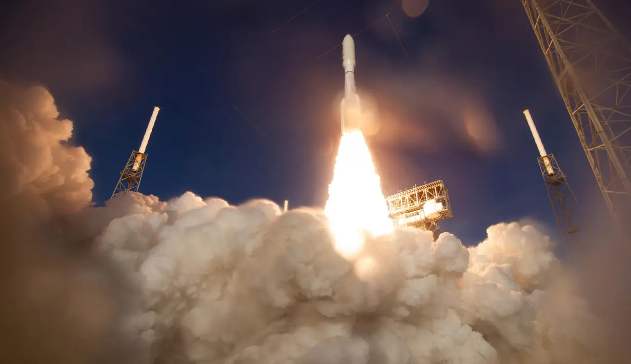 Roket Atlas V United Launch Alliance yang mengangkut Mars Perseverance milik NASA diluncurkan dari Kompleks Peluncuran Antariksa 41 di Pangkalan AU Tanjung Canaveral, Florida, AS, 30 Juli 2020. Peluncuran ini untuk mencari tanda-tanda kehidupan masa lampau di Planet Merah. (Xinhua/NASA/Joel Kowsky)