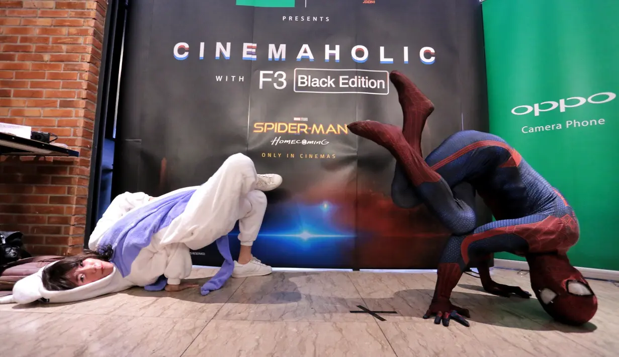 Meskipun ini yang kesempatan ke dua nya menyaksikan film ini, antusias Gigi sangat tinggi untuk menontonnya. Terlebih kali ini sang kekasih, Yudhistira, datang bersamanya dengan mengenakan kostum Spider-Man. (Adrian Putra/Bintang.com)